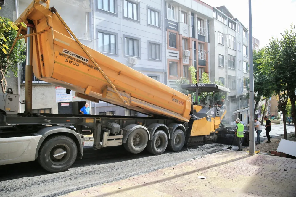 BAYRAMPAŞA’DA YOL VE KALDIRIMLAR YENİLENİYOR, ULAŞIM KOLAYLAŞIYOR