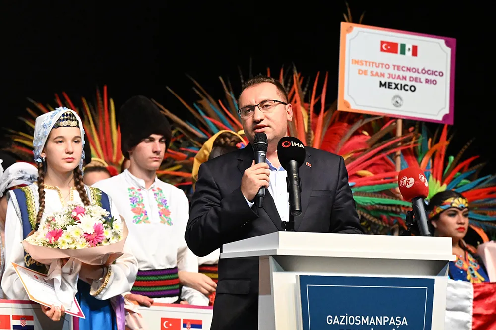 ULUSLARARASI HALK DANSLARI FESTİVALİ RENKLİ GÖRÜNTÜLERE SAHNE OLDU