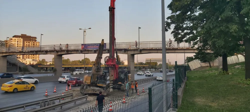 BAYRAMPAŞA METROSU ÜST GEÇİDİ YENİLENMEYE BAŞLANDI