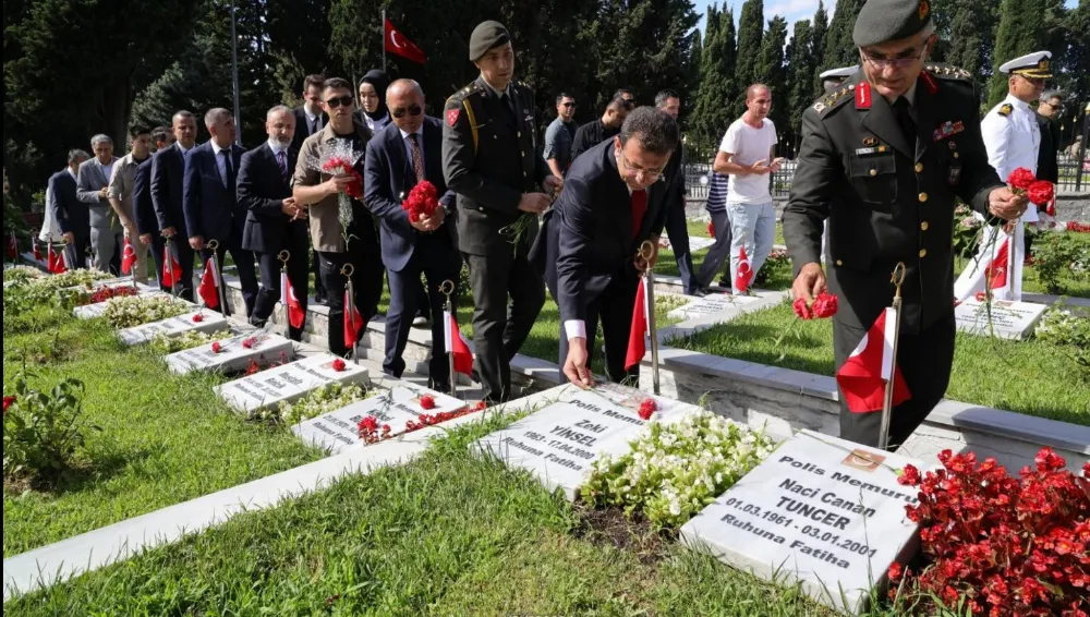 15 TEMMUZ ŞEHİTLERİ İBB ÖNÜNDE ANILDI