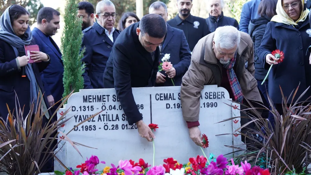 CEMAL SÜREYA, VEFATININ 35. YILINDA KABRİ BAŞINDA KIR ÇİÇEKLERİYLE ANILDI