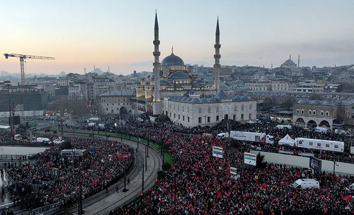 GALATA KÖPRÜSÜ’NDE FİLİSTİN İÇİN TEK YÜREK