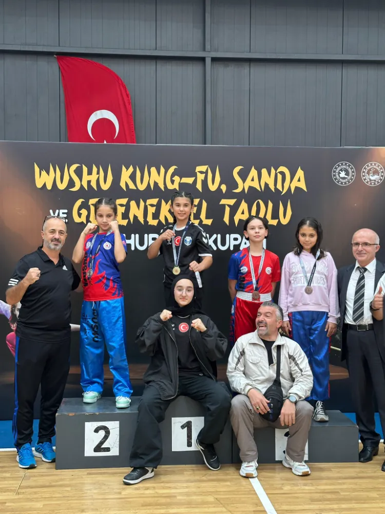 SULTANGAZİLİ MİNİK SPORCULARDAN BİR MÜSABAKADAN TAM 24 MADALYA!