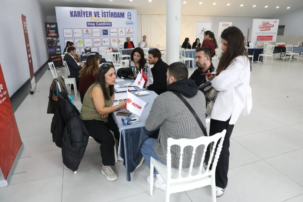 KARİYER VE İSTİHDAM FUARI YOĞUN KATILIMLA GERÇEKLEŞTİ