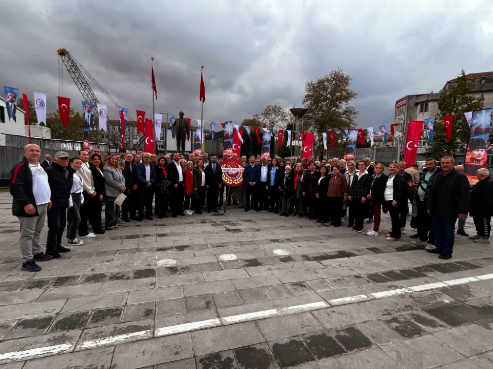 CHP BAYRAMPAŞA’DAN CUMHURİYETİN 102. YILINA ÖZEL ÇELENK SUNUMU