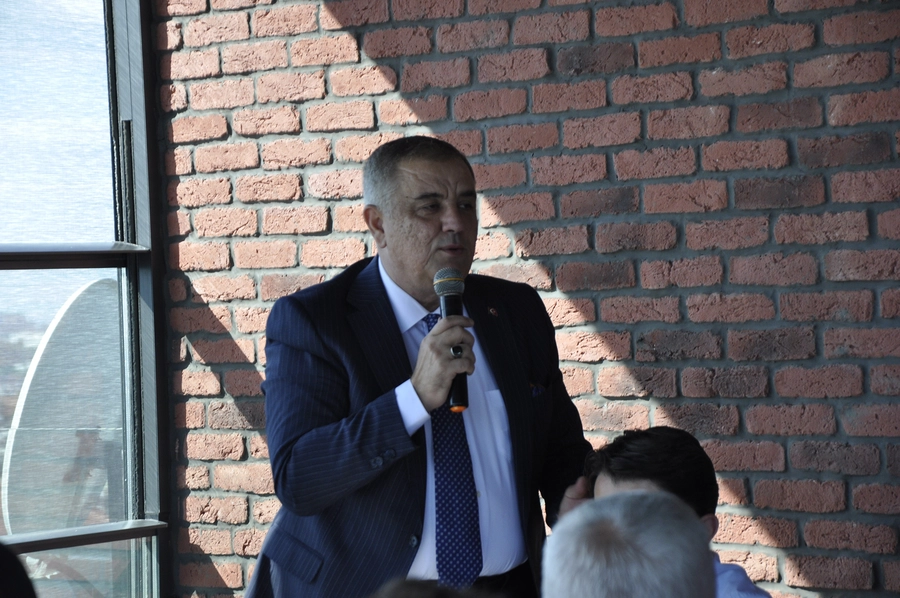 İrfan Beşkardeş konuşurken