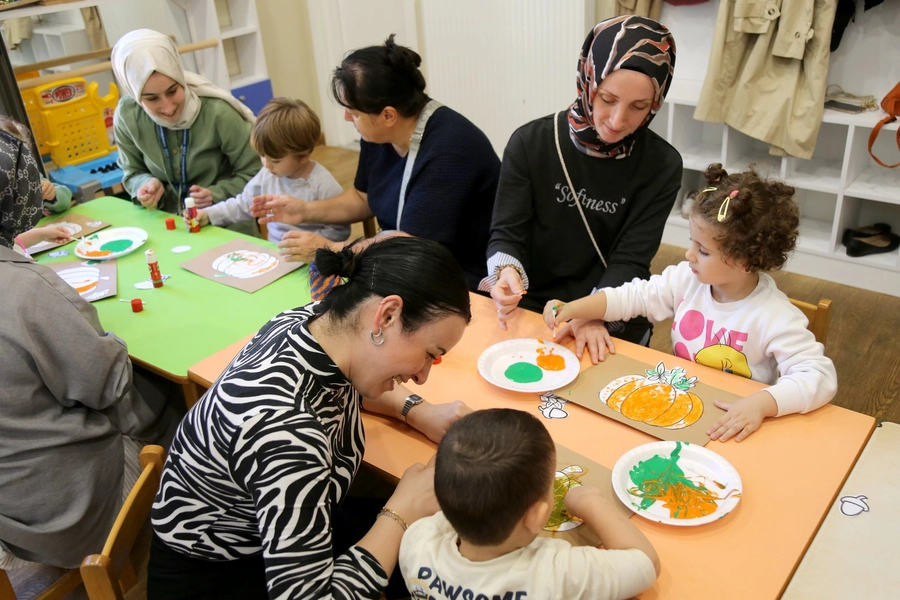Beraber boyama yapan anneler ve çocukları