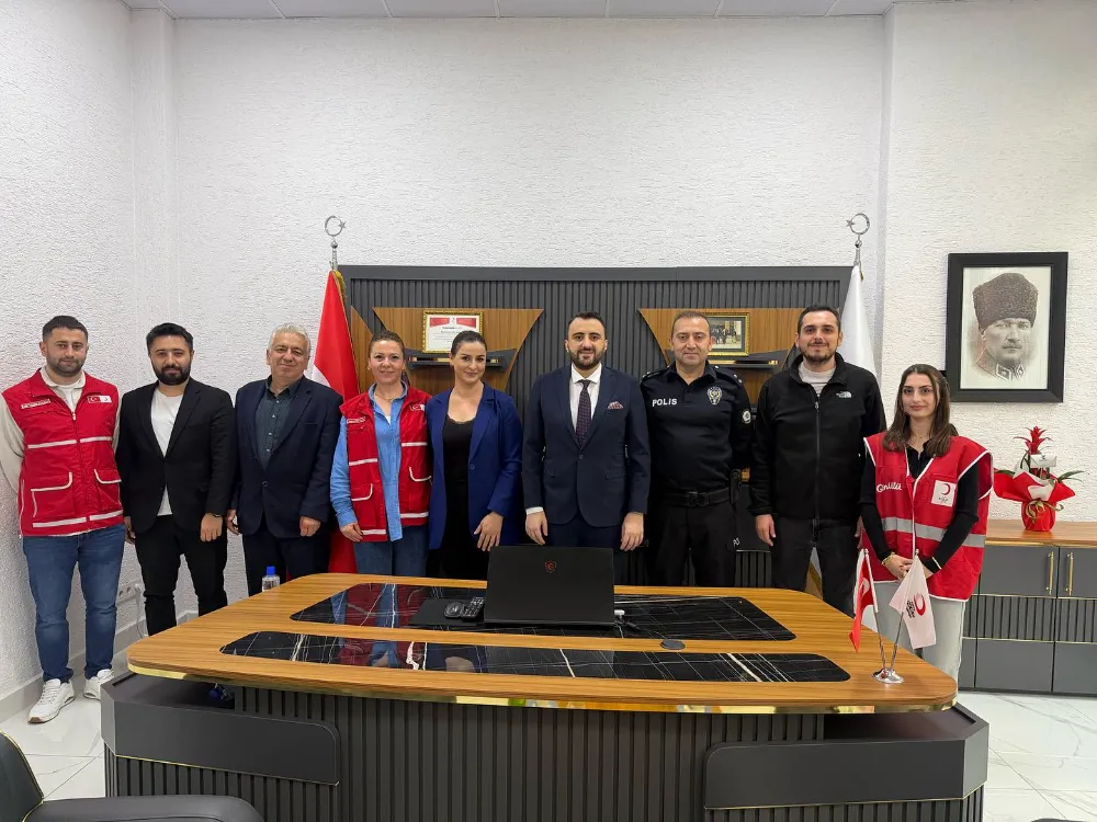 BAYRAMPAŞA EMNİYETİNDEN KIZILAY HAFTASINDA ANLAMLI ZİYARET