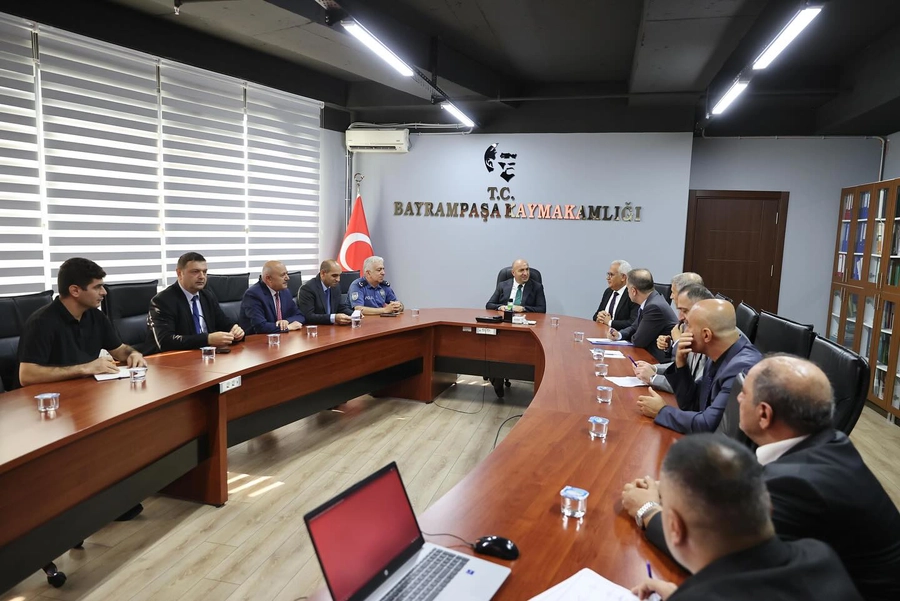 Bayrampaşa Kaymakamlığı'nda oval toplantı masasında toplantı yapan yetkililer
