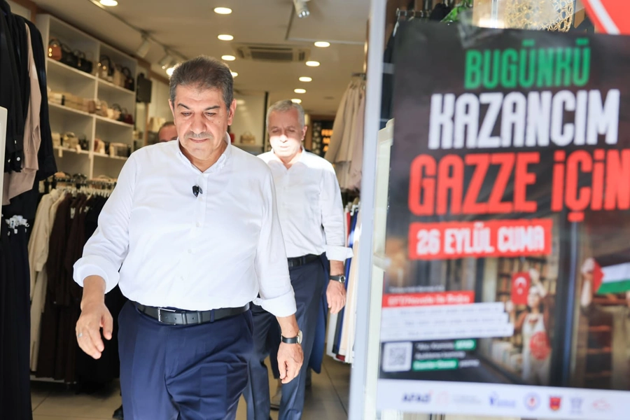 Başkan Göksü bir mağazadan çıkıyor ve mağaza camında 