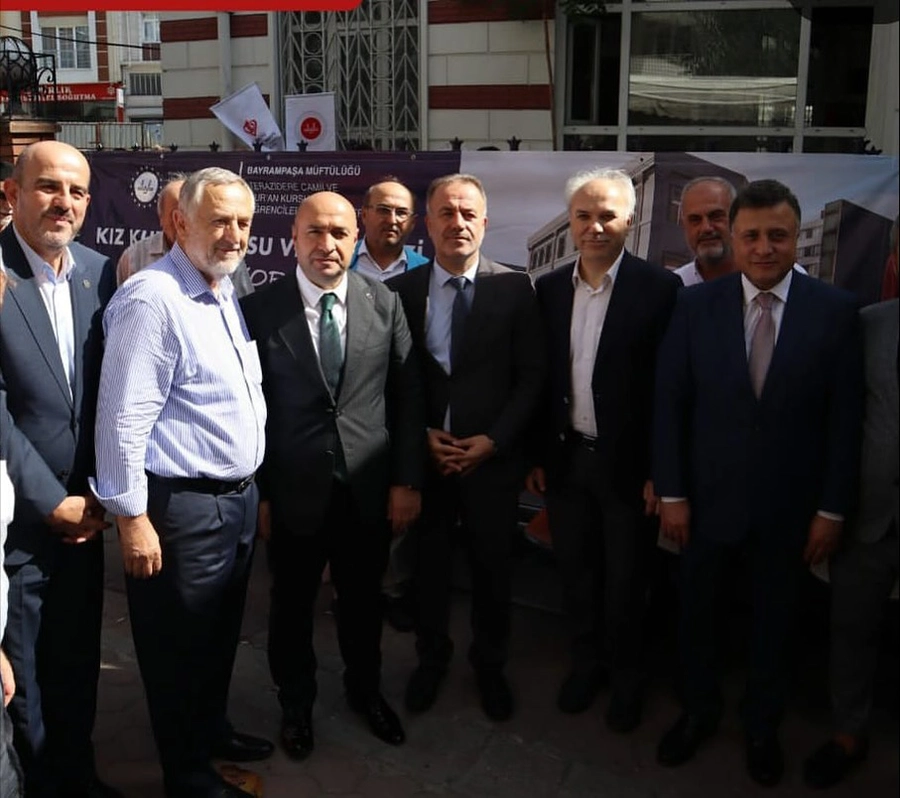 Bayrampaşa Terazidere Kuran Kursu’nun temelinin önünde toplu fotoğraf çekimi