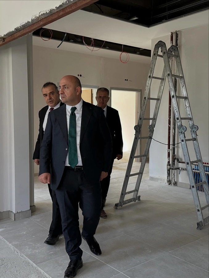 Bayrampaşa Kaymakamı Abdullah Çiftçi, Bayrampaşa İlçe Sağlık Müdürü Yusuf Oğuz Canbolat, Bayrampaşa İlçe Sağlık Müdür Yardımcısı Aydın Korkmaz ile birlikte sağlık binasını yeni yerinde inceliyor
