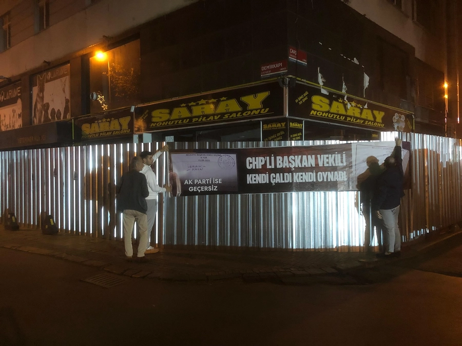 Sokak köşesinde üzerinde 