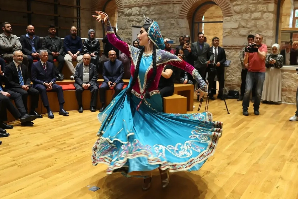 BAŞKAN ÖZMEN, RAMİ KÜTÜPHANESİ’NDEKİ AZERBAYCAN BÖLÜMÜ’NÜ ZİYARET ETTİ