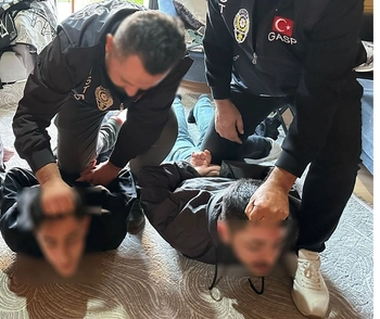 BAYRAMPAŞA'DA İKİ ARAÇLA YOL KESİP 46,6 MİLYON LİRAYI GASP ETTİLER