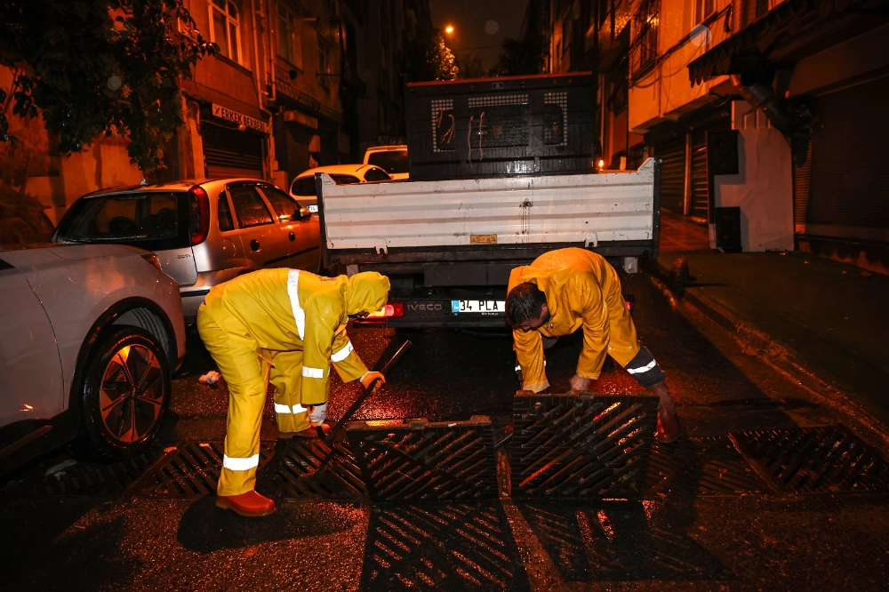 BAYRAMPAŞA’DA YOĞUN YAĞIŞ MESAİSİ: BELEDİYE EKİPLERİ TEYAKKUZDA