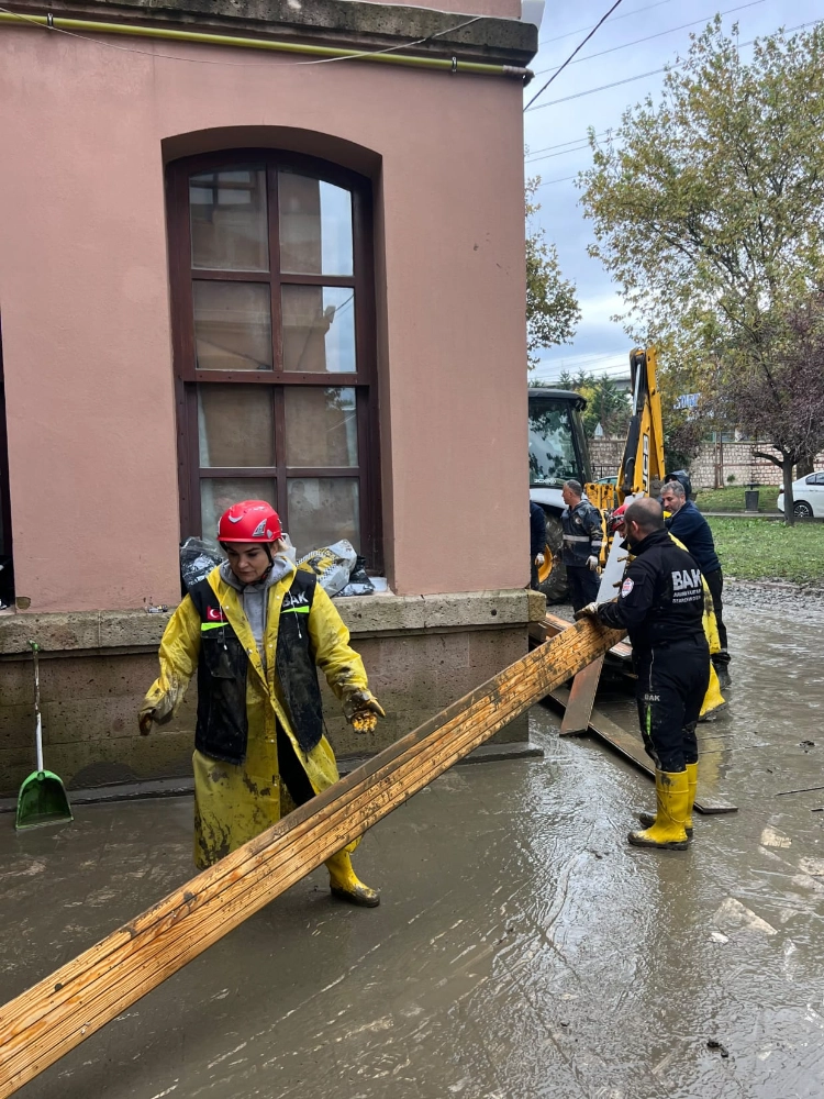 YAĞUN YAĞIŞ SONRASI BAK EKİBİ GÖREV BAŞINDA