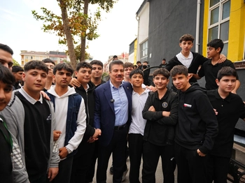 AK PARTİ İSTANBUL MİLLETVEKİLLERİ ÜÇ İLÇEDE SAHA ÇALIŞMASI GERÇEKLEŞTİRDİ