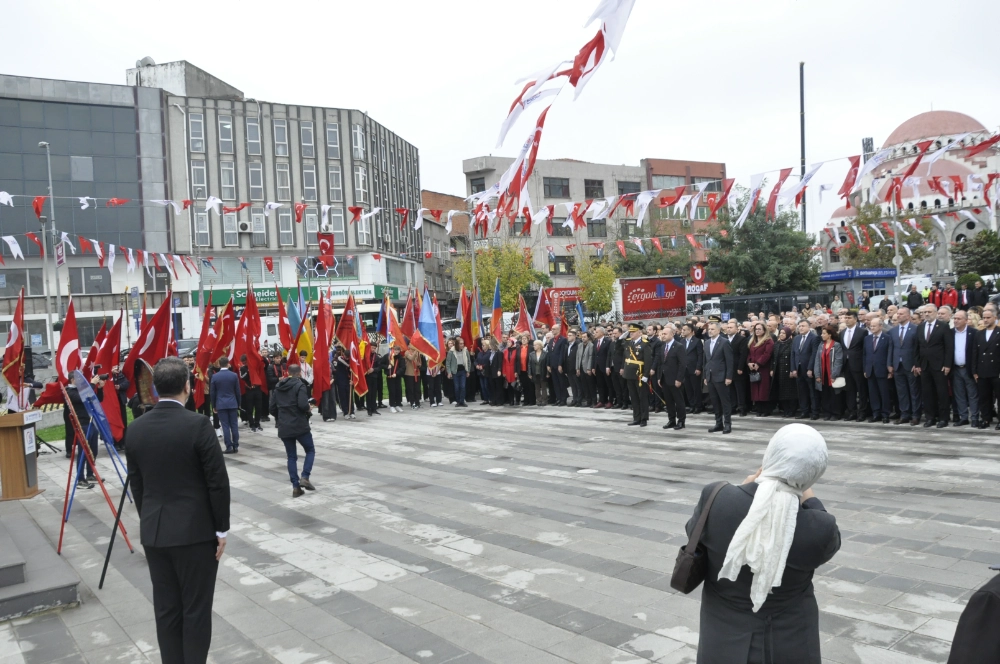 BAYRAMPAŞA’DA CUMHURİYET BAYRAMI ÇELENK TÖRENİYLE BAŞLADI