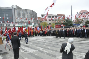 BAYRAMPAŞA’DA CUMHURİYET BAYRAMI ÇELENK TÖRENİYLE BAŞLADI