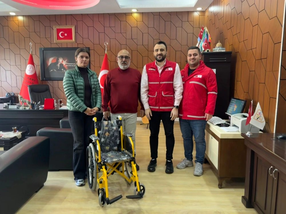 BAYRAMPAŞA’DA GÖNÜLLERE DOKUNAN İŞ BİRLİĞİ:  ÖĞRENCİLERE TEKERLEKLİ SANDALYE DESTEĞİ