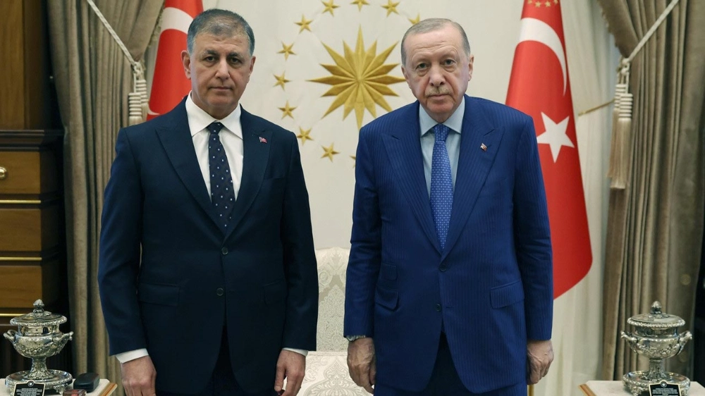 İZMİR MARŞI TEPKİSİ GÖLGESİNDE: CEMİL TUGAY AK PARTİ YOLCUSU