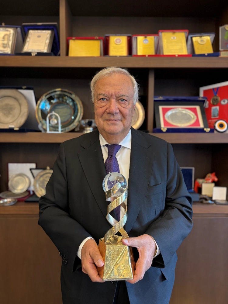PROF. DR. M. NECMETTİN PAMİR “ALTIN NÖRON ÖDÜLÜ” ALDI