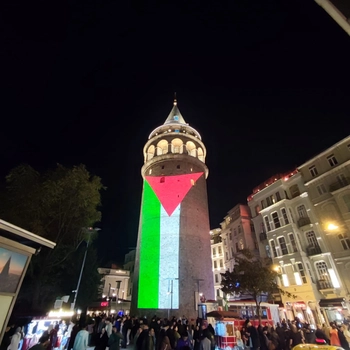 İSTANBUL'UN KALBİNDE FİLİSTİN İÇİN TEK YÜREK! GALATA KULESİ FİLİSTİN BAYRAĞIYLA AYDINLANDI