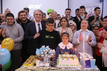 BAYRAMPAŞA’DA ENGEL TANIMAYAN DOĞUM GÜNÜ SEVİNCİ