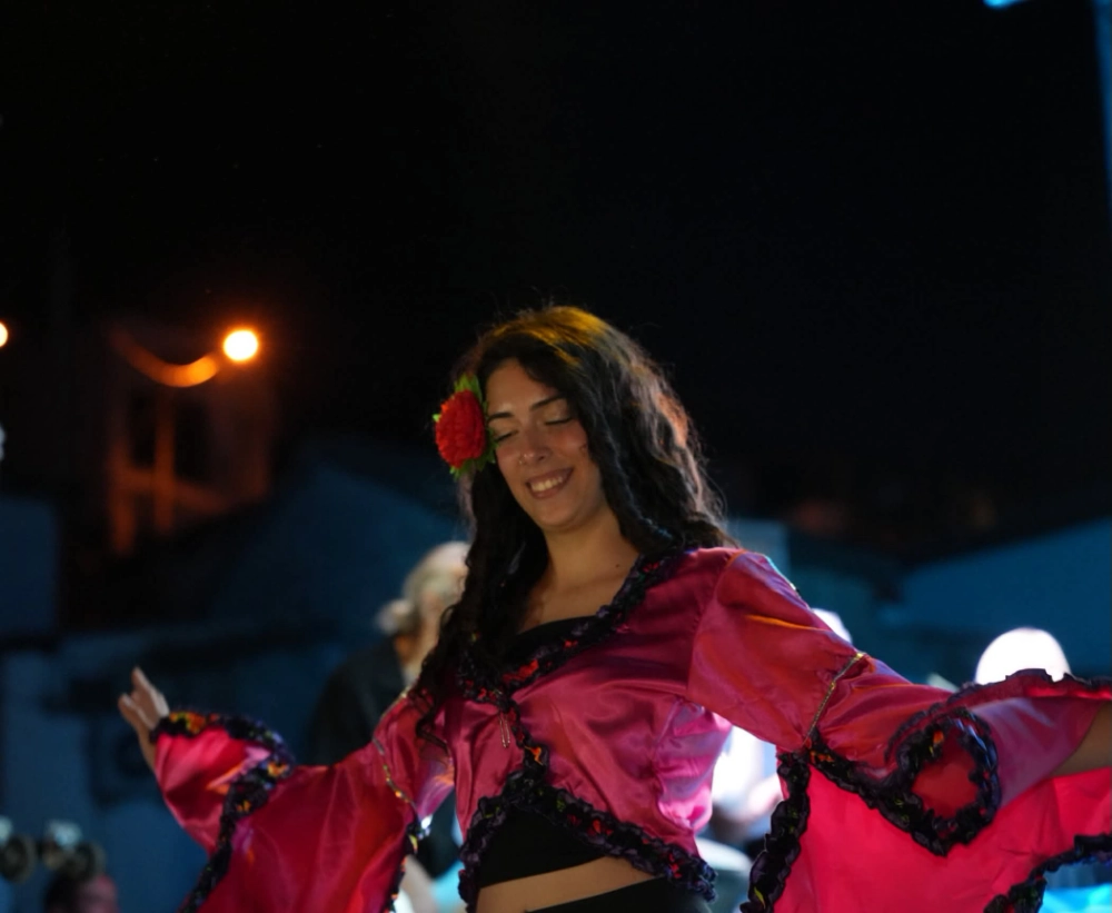 AYVALIK BELEDİYESİ KURSİYERLERİNDEN KEREMKÖY FESTİVALİ'NDE GÖZ DOLDURAN GÖSTERİ
