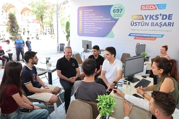 BAŞKAN DURSUN TERCİH ÇADIRINDA ÖĞRENCİLERLE BULUŞTU 