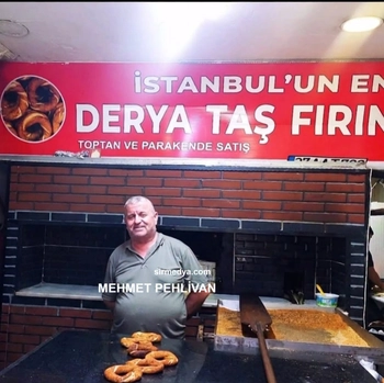 DÜKKANININ ÖNÜNDEKİ KAVGADA ARAYA GİRDİ CANINDAN OLDU