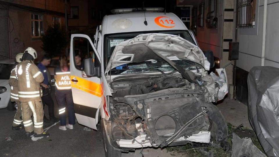HASTA TAŞIYAN AMBULANS OTOMOBİLLE ÇARPIŞTI 