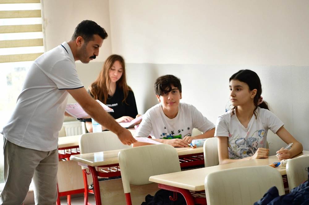 BEYLİKDÜZÜ’NDE EĞİTİM DESTEĞİ BAŞARIYLA TAÇLANDI