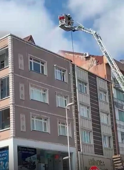 BAYRAMPAŞA’DA ÇATI YANGINI PANİĞİ: İTFAİYENİN HIZLI MÜDAHALESİYLE SÖNDÜRÜLDÜ