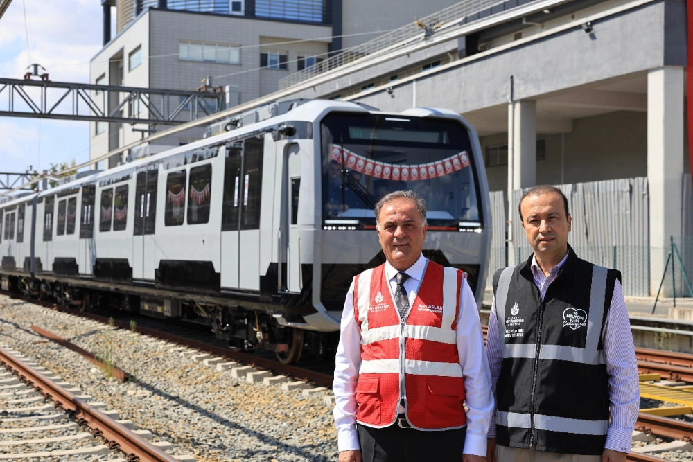 İbb’den Metro Hatlarına 100 Yeni Araç: İlk Tren Seti Behiç Erkin Yerleşkesi’nde Raya İndirildi