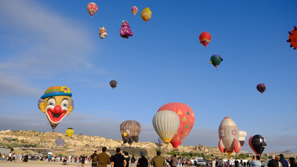 BALONLAR NEVŞEHİR KÜLTÜR YOLU FESTİVALİ’NİN İLK GÜNÜNDE GÖKYÜZÜNÜ ŞÖLENE ÇEVİRDİ