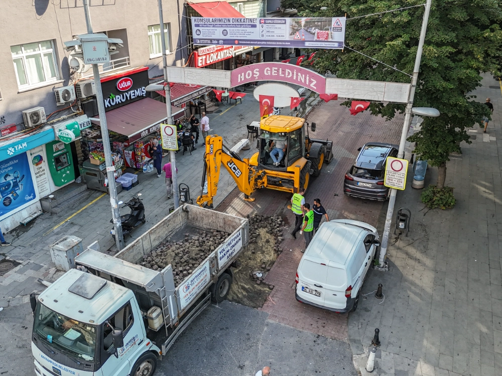 BAYRAMPAŞA'DA TARTIŞMALI YOL ÇALIŞMASI: UZUN ÖMÜRLÜ TAŞLAR SÖKÜLÜP YERİNE ASFALT YAPILIYOR