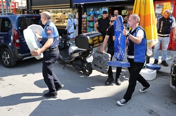 ESNAF İSYANDA: "KALDIRIM İŞGALİ" GEREKÇESİYLE MALLARININ TOPLANMASI ZARARA SOKTU