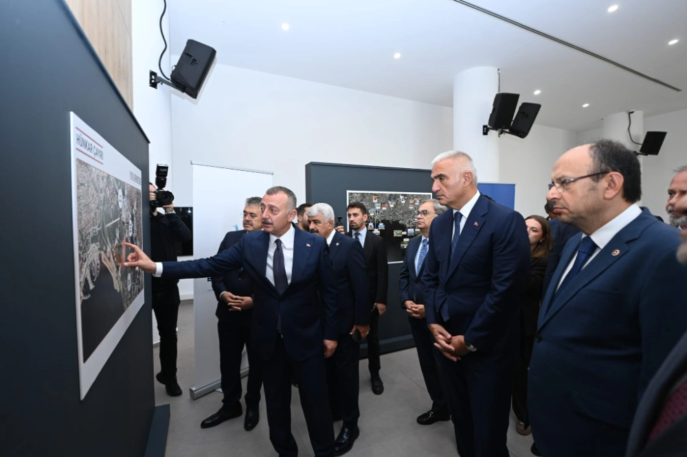 BAKAN ERSOY SEKTÖRÜ DİNLEDİ, KENTİN TURİZM GÜNDEMİ MASAYA YATIRILDI
