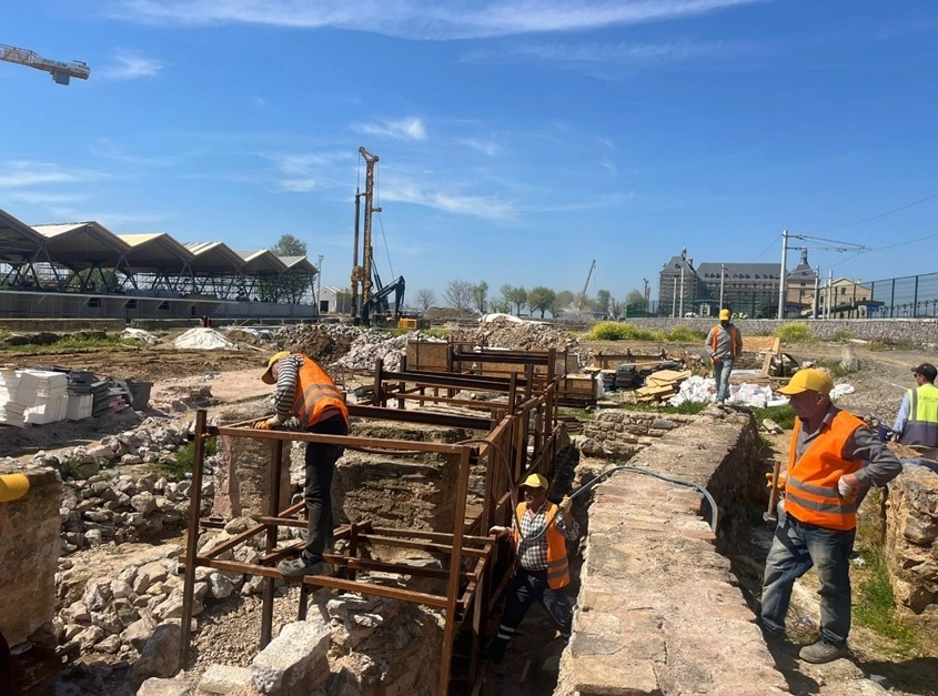 HAYDARPAŞA’NIN TEMELLERİNDE KRİTİK TESPİT: AHŞAP KAZIKLARIN YÜZDE 80’İ YOK OLMUŞ