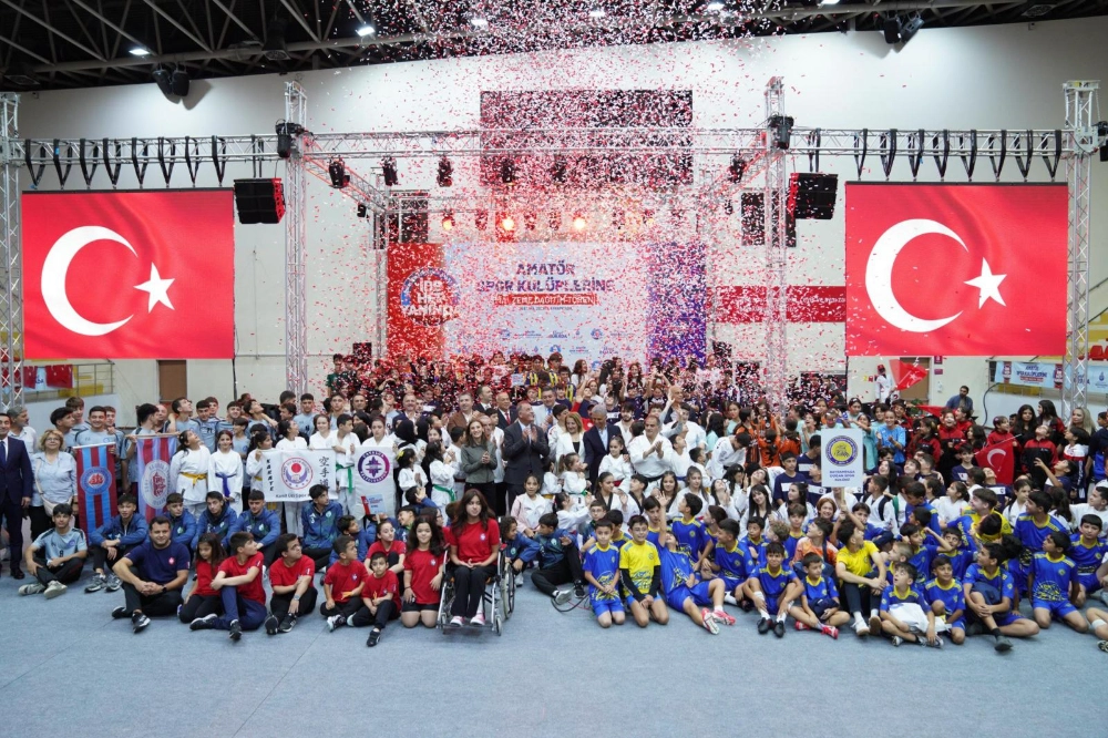 İBB’DEN KENTTEKİ AMATÖR SPOR KULÜPLERİNE MALZEME DESTEĞİ