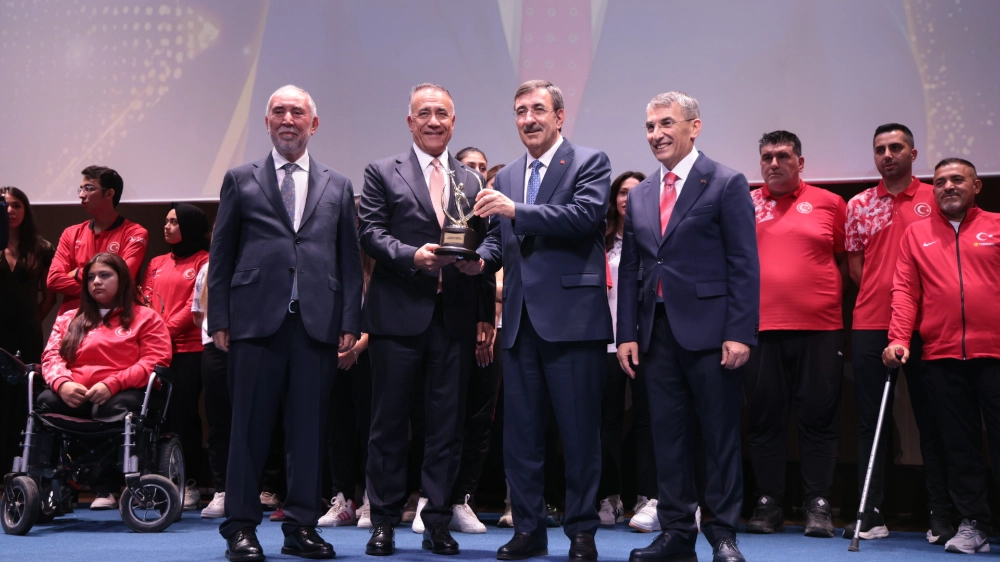 BAŞKAN DURSUN’A SPORA DESTEK ÖDÜLÜ!  SULTANGAZİ BELEDİYESİ ÖDÜL ALAN TEK BELEDİYE OLDU 