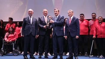 BAŞKAN DURSUN’A SPORA DESTEK ÖDÜLÜ!  SULTANGAZİ BELEDİYESİ ÖDÜL ALAN TEK BELEDİYE OLDU 