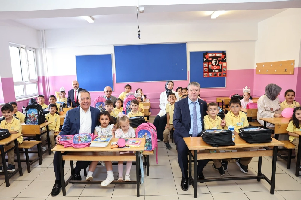 SULTANGAZİ BELEDİYESİ’NDEN 15 BİN ÖĞRENCİYE KIRTASİYE DESTEĞİ
